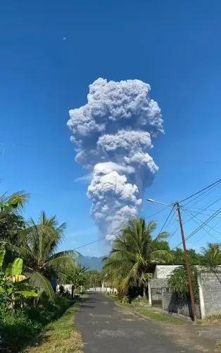 Mount Dukono eruption kills 3, traps 20 hikers in Indonesia