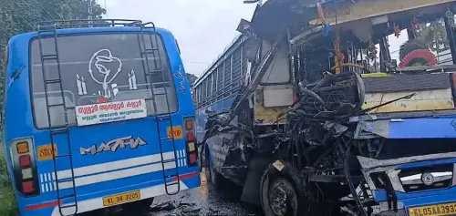 त्रिशूर के ओल्लूर में दो बसों की भीषण टक्कर, 30 मिनट के रेस्क्यू ऑपरेशन में फंसे चालक निर्मल को बचाया