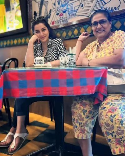 क्या टिस्का चोपड़ा ने दोस्त आस्था को मुंबई के आइकॉनिक 'कैफे मोंडेगार' में घुमाया?