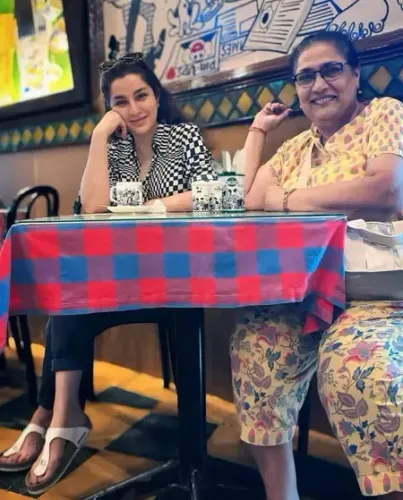 टिस्का चोपड़ा ने दोस्त आस्था को घुमाया मुंबई का आइकॉनिक 'कैफे मोंडेगार'