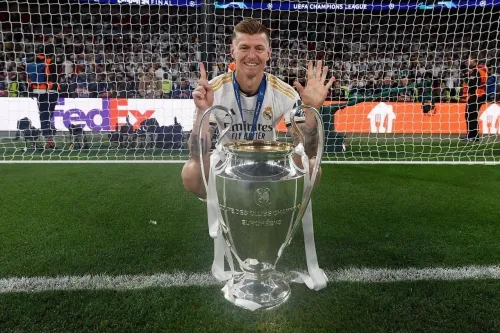 Toni Kroos and Lucy Bronze Named in Prestigious FIFPRO World 11