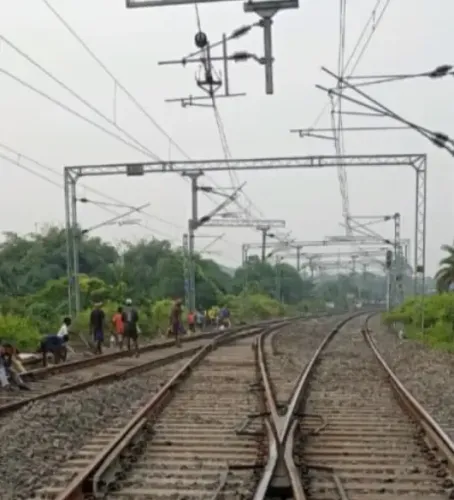 क्या मालदा डिवीजन ने धमधमिया स्टेशन से फोर्स्ड लेआउट हटाकर ट्रेन संचालन को सुरक्षित किया?