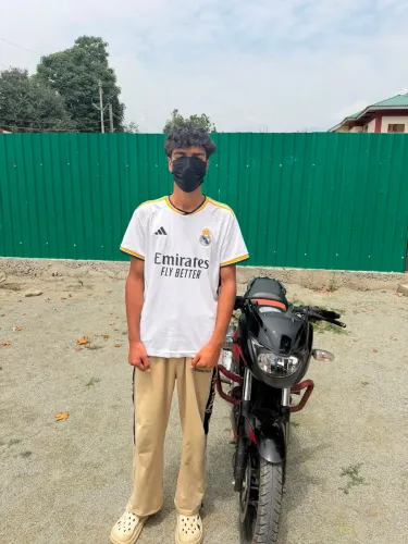ट्राल पुलिस ने हिट-एंड-रन केस सुलझाया: आरोपी मुर्सलीन रियाज गिरफ्तार, मोटरसाइकिल जब्त