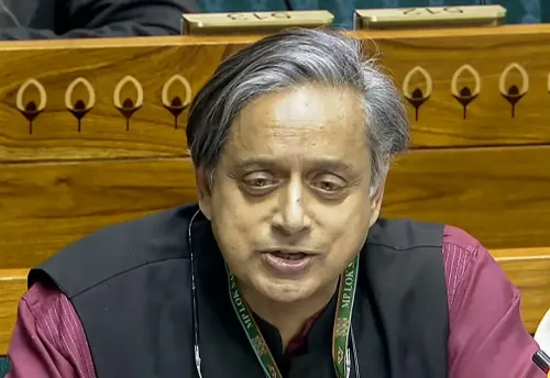 शशि थरूर: ट्रांसजेंडर व्यक्ति को नागरिक अधिकारों का हकदार होना चाहिए