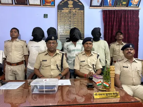 नवादा में लोन ठगी के 4 साइबर अपराधी गिरफ्तार, 7 मोबाइल और फिंगरप्रिंट मशीन बरामद