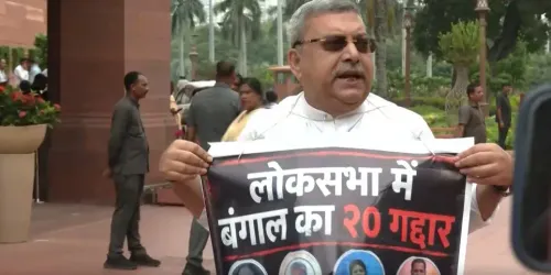Kalyan Banerjee protests in Parliament, labels 20 rebel TMC MPs 'traitors'