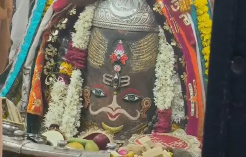 महाकाल का त्रिनेत्र दर्शन: आषाढ़ चतुर्थी पर भस्म आरती में बेल पत्र, मुकुट और रुद्राक्ष माला से भव्य शृंगार