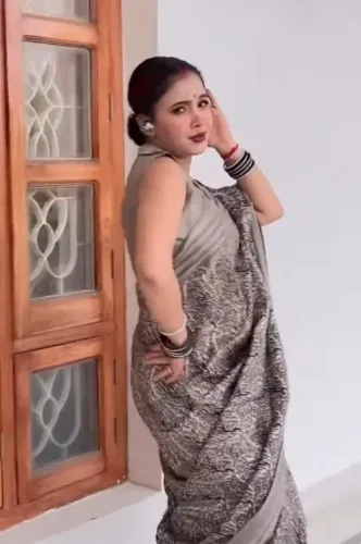 क्या त्रिशा कर मधु ने साड़ी में भोजपुरी ठुमके लगाकर दर्शकों को किया कायल?