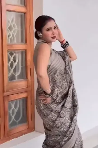 त्रिशा कर मधु ने साड़ी में लगाए भोजपुरी ठुमके, एक्सप्रेशन से लोगों को किया कायल