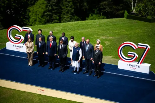 Trump joins G7 leaders for traditional family photo