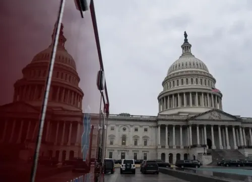 Trump vows veto blitz if Democrats win House in midterms