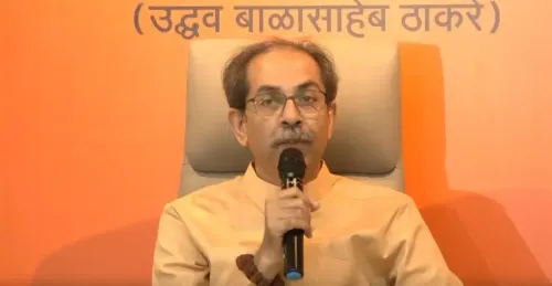 क्या उद्धव ठाकरे ने चुनाव आयोग पर कोताही बरतने का आरोप लगाया है?