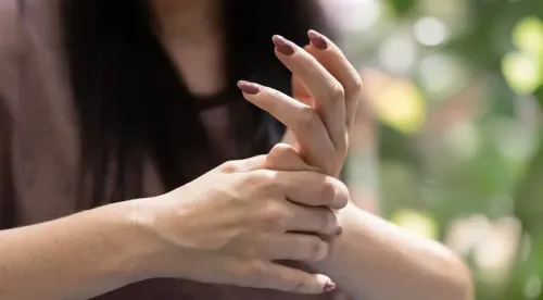 क्या उंगलियां चटकाना सेहत के लिए सही है? विज्ञान क्या कहता है?