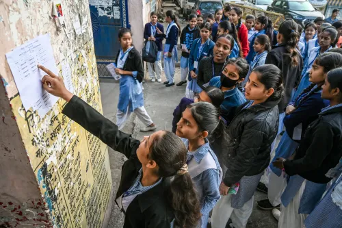 यूपी बोर्ड रिजल्ट 2026: 10वीं में कशिश-अंशिका और 12वीं में शिखा वर्मा टॉपर, बेटियों का जलवा