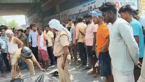 गाजीपुर सड़क हादसा: तेज रफ्तार बस ने बाइक सवार परिवार को रौंदा, दो महीने की शेजल समेत तीन की मौत