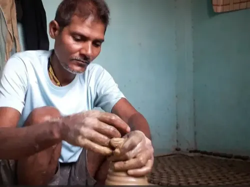 Is the ‘Swadeshi Abhiyaan’ Transforming Gorakhpur's Kumhar Gali Before Diwali?