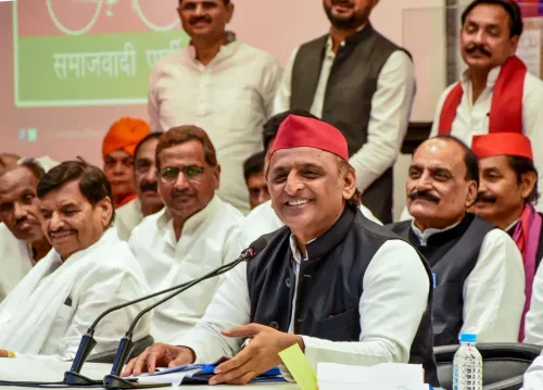 यूपी 2027: भाजपा के '80-20' नैरेटिव को काटने के लिए सपा ने अपनाया 'सॉफ्ट हिंदुत्व' का रास्ता