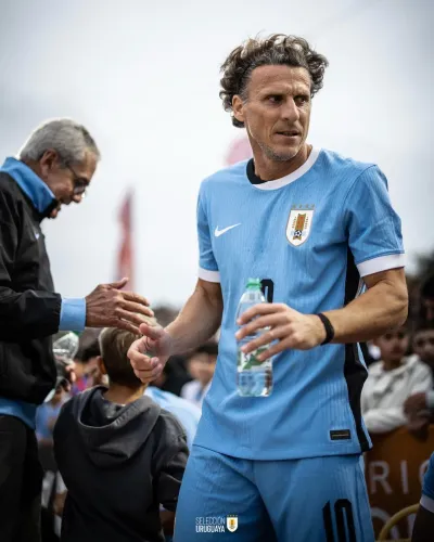 Diego Forlan in talks to take interim charge of Uruguay national team