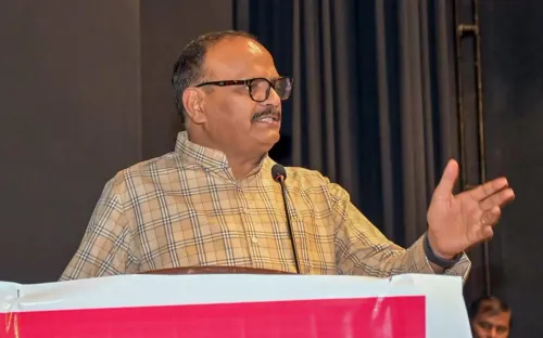 क्या उत्तर प्रदेश में 3 विधायकों के निष्कासन से समाजवादी पार्टी की <b>जमीन</b> खिसक गई है?