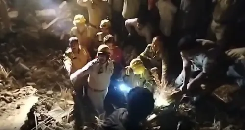 बुलंदशहर के छतारी में निर्माणाधीन मकान ढहा, मलबे से तीन लोग सुरक्षित बचाए गए