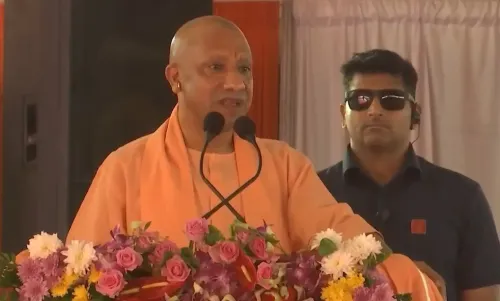CM योगी की दंगाइयों को सख्त चेतावनी: 'UP में दंगा किया तो बाप-दादाओं की कमाई भी जाएगी'