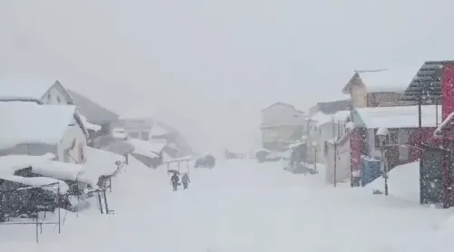 उत्तराखंड: केदारनाथ यात्रा की तैयारियों में तेजी, बर्फबारी के बावजूद प्रशासन ने नहीं टेके घुटने