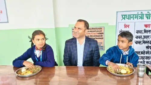 उत्तराखंड में जिलाधिकारी का किचन दौरा, बच्चों के साथ मिड-डे मील का अनुभव