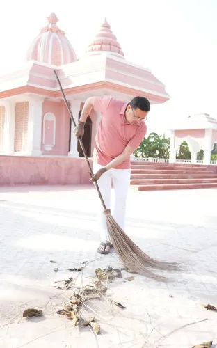 सीएम धामी ने खटीमा में पूर्णागिरि मंदिर पर चलाया स्वच्छता अभियान, मां के साथ खेत में किया कृषि कार्य