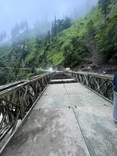 क्या उत्तराखंड में गंगोत्री राष्ट्रीय राजमार्ग पर वैली ब्रिज का निर्माण पूरा हुआ?