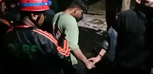 गौरीकुंड के पास खाई में गिरा युवक: SDRF-DDRF ने रात के अंधेरे में बचाया, चमोली में ट्रक हादसे में एक की मौत