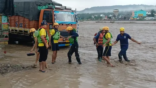 क्या उत्तराखंड में बारिश का कहर जारी है? ऋषिकेश में चंद्रभागा नदी उफान पर, हल्द्वानी में बोलेरो बह गई