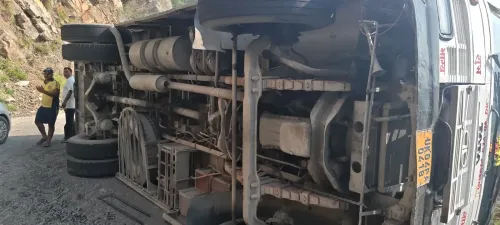 ऋषिकेश-बद्रीनाथ हाईवे पर बस पलटी: टिहरी के कौडियाला में 8 यात्री घायल, ब्रेक फेल की आशंका
