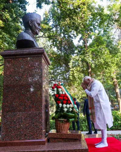 ताशकंद में PM मोदी ने लाल बहादुर शास्त्री की प्रतिमा पर अर्पित किए पुष्प, उज्बेकिस्तान ने दिया सर्वोच्च सम्मान