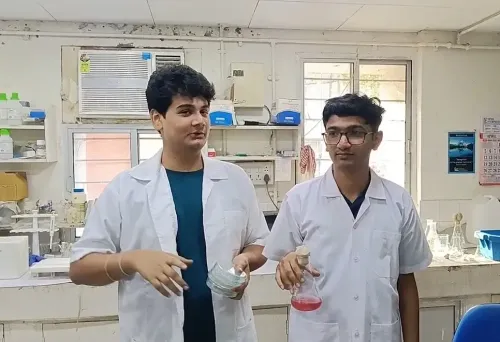 वडोदरा के छात्रों की अद्भुत खोज: समुद्र के बैक्टीरिया जो अंधेरे में चमकते हैं