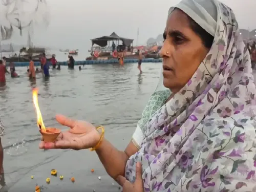 वैशाख अमावस्या: प्रयागराज में श्रद्धालुओं की बड़ी भीड़, गंगा में स्नान कर पितरों की शांति की कर रहे हैं कामना