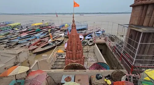 क्या वाराणसी में गंगा के उफान से घाटों पर संकट है?