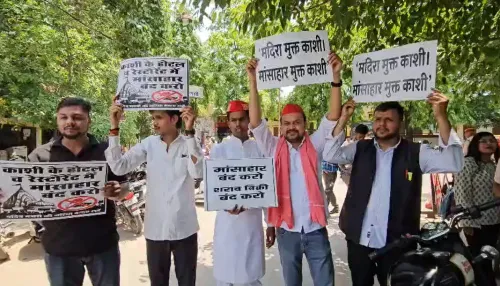 वाराणसी को शराब मुक्त करो, होटलों में मांस-मछली बंद करो — सपा ने डीएम को सौंपा ज्ञापन