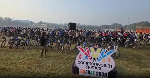 क्या वाराणसी में साइकिल रैली का आयोजन हुआ, जिसमें मंत्री दयाशंकर मिश्रा और पद्म विभूषण राजन मिश्रा शामिल हुए?