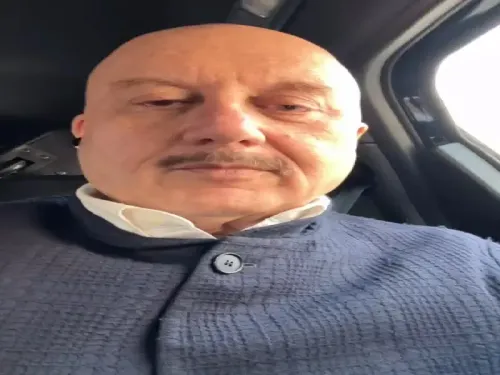 क्या वाराणसी रेलवे स्टेशन ने अनुपम खेर को पीएम मोदी की याद दिलाई?