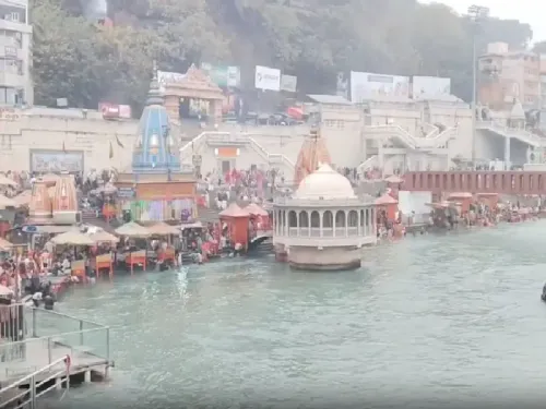 क्या वाराणसी में सर्द हवा और बारिश के बावजूद श्रद्धालु अपनी आस्था को बनाए रखेंगे?