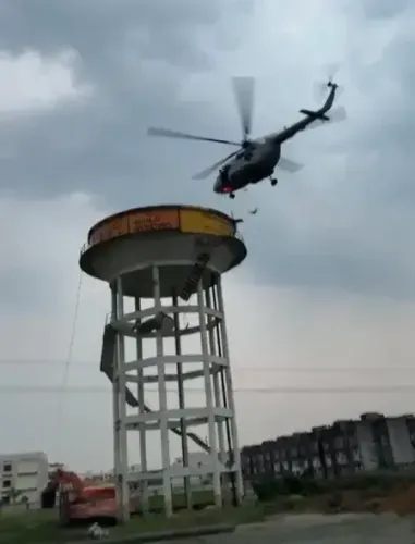 भारतीय वायुसेना का रेस्क्यू ऑपरेशन: गोरखपुर में पानी की टंकी पर फंसे दो बच्चों को MI-17 हेलीकॉप्टर से बचाया