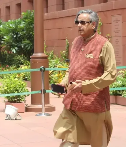 Veteran Cong leader Hassan accuses Shashi Tharoor of undermining party leadership 