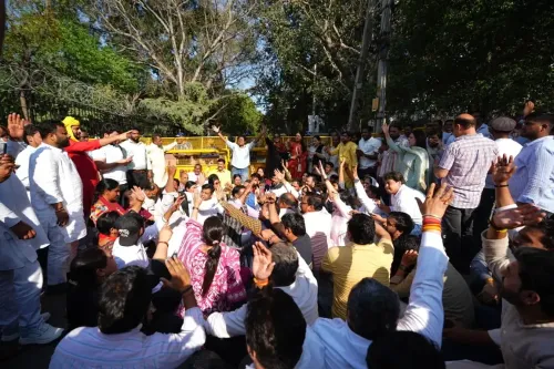 दिल्ली विधानसभा में विपक्षी विधायकों के प्रवेश पर रोक के खिलाफ ‘आप’ का जोरदार प्रदर्शन