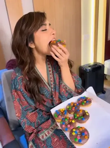 राशि खन्ना को विद्या बालन ने दिए डोनट्स, सेट पर मस्ती और डांस का वीडियो हुआ वायरल
