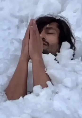 Did Vidyut Jammwal Just Scale a Tree Unclothed?