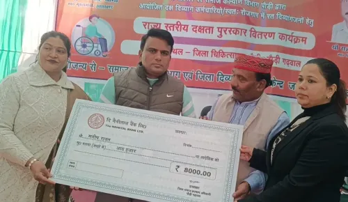 क्या विश्व दिव्यांग दिवस पर उत्तराखंड में दक्ष कर्मचारियों का सम्मान किया गया?