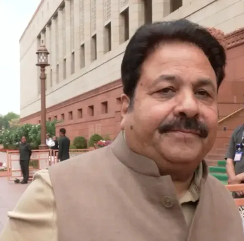 विपक्ष ने सरकार को एलपीजी की कीमतों में वृद्धि पर घेरा, कहा- "गलत विदेश नीति का खामियाजा भुगत रही जनता"