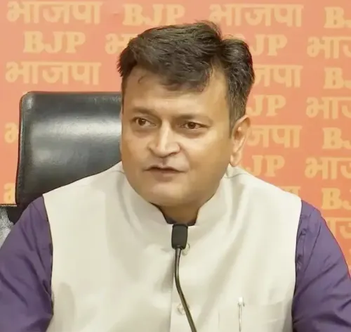 क्या विरासत से निकले नेता खुद को 'जननायक' की उपाधि से जोड़ने की कोशिश कर रहे हैं?