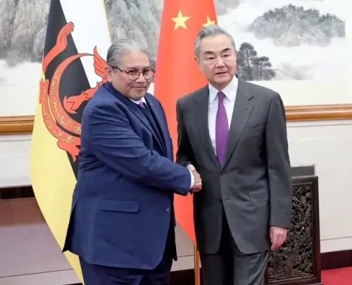 क्या वांग यी ने ब्रुनेई के विदेश मंत्री दातो सेरी पादुका हाजी एरिवान से वार्ता की?