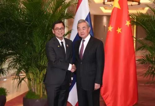 क्या वांग यी ने थाई विदेश मंत्री सिहासाक फुआंगकेटकेव से मुलाकात की?